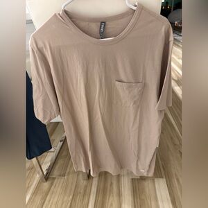 Vuori Men’s Feather Pocket Tee in Toast size Large BNWT